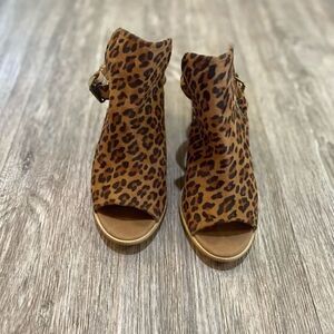 Very Volatile womens cheetah print block heels size 9. 3” heel